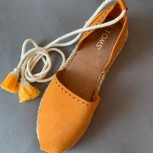NEW W/ TAGS TOMS LACE-UP SUEDE SAFFRON SANDALS